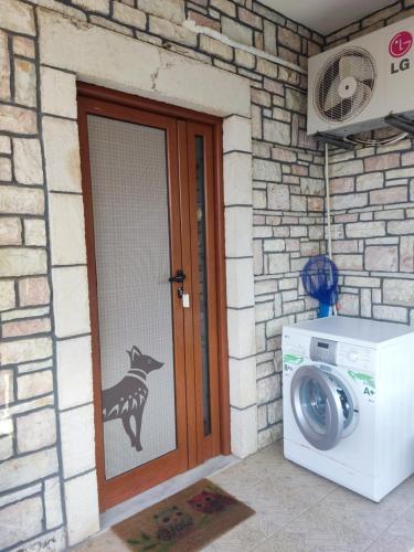 - un lave-linge devant une maison avec une porte dans l'établissement Alexis's House, à Pylos