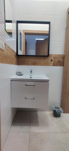łazienka z umywalką i lustrem na ścianie w obiekcie 4 Kąty Koronowo w mieście Koronowo