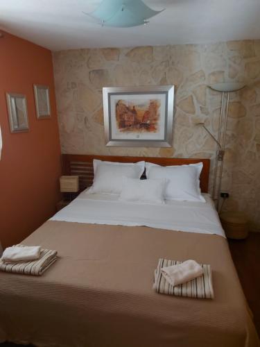 Un dormitorio con una cama grande con dos toallas encima. en Apartment Lili, en Šibenik