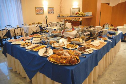 una larga mesa azul con comida. en Hotel La Fenice, en Formigine
