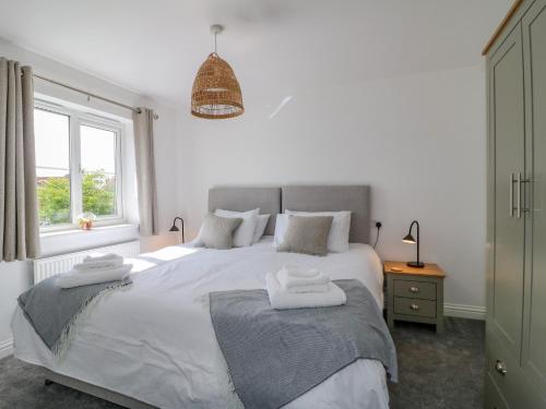een slaapkamer met een bed met twee handdoeken erop bij Spire Haven in Chesterfield