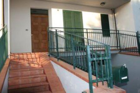 einen Balkon eines Gebäudes mit einer Tür und einer Treppe in der Unterkunft CASA IRIDE in Castiglion Fiorentino