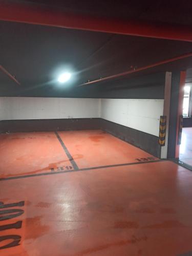 an empty gym with a orange floor in a room at Elif Apartman in Novi Pazar