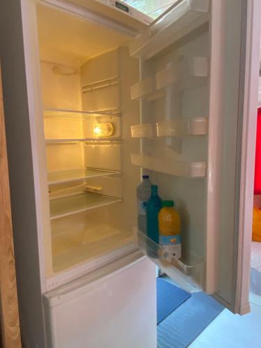 einen leeren Kühlschrank mit Getränken darin in der Unterkunft Chalet de Provence in Aix-en-Provence