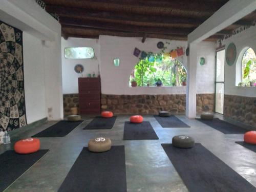 Habitación con esterillas de yoga en el suelo en Casa Prana Estudio de Yoga en Cafayate