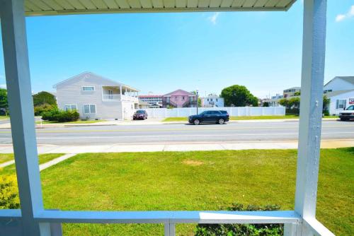 een uitzicht op een straat met een auto die over de weg rijdt bij Three-Bedroom House in Ocean City