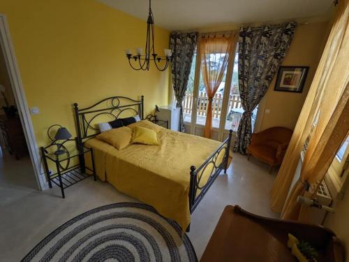 - une chambre avec un lit et une grande fenêtre dans l'établissement Tikazéla - Domaine Ombre et Lumière, à Saint-Jean-de-Muzols