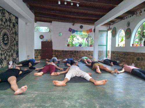 een groep kinderen op de vloer in een dansles bij Casa Prana Estudio de Yoga in Cafayate
