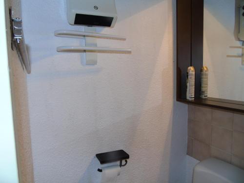 baño con aseo y dispensador de papel higiénico en Appartement Le Vernon en Chamrousse