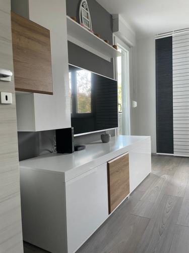 een keuken met een wit aanrecht met een tv erop bij Apartment Tomy in Rijeka