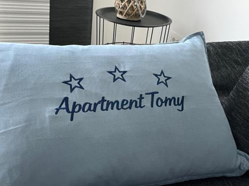 Una almohada con las palabras "cita, tony" escritas en ella. en Apartment Tomy, en Rijeka
