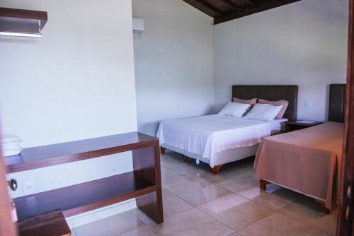 um quarto com duas camas num quarto em Pousada Enseada da Ilha em Capitólio
