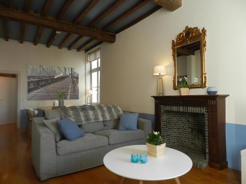 - un salon avec un canapé et un miroir dans l'établissement Apartment St-Anna, à Bruges