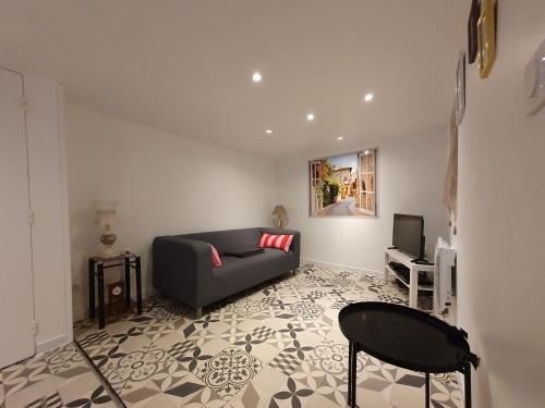 Una televisión o centro de entretenimiento en LA TRABOULE Maison de ville avec extérieur