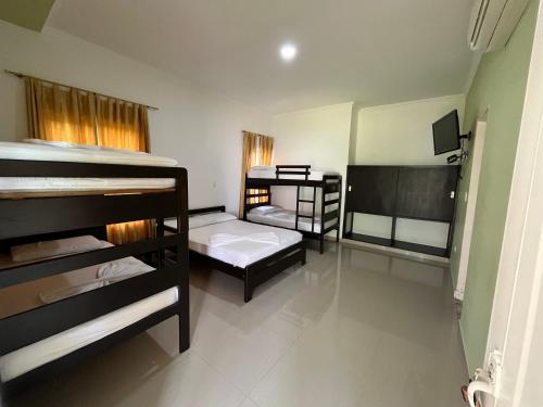 سرير بطابقين أو أسرّة بطابقين في غرفة في Senderos de Sirivana