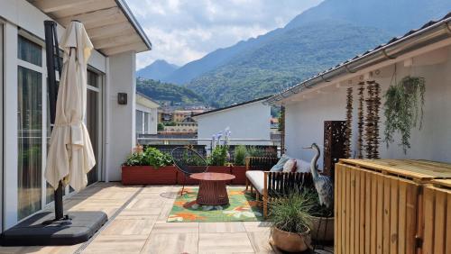 a patio with a table and chairs on a balcony at Boutique B&B and Wellness la Casa dei 5 Elementi in Giubiasco
