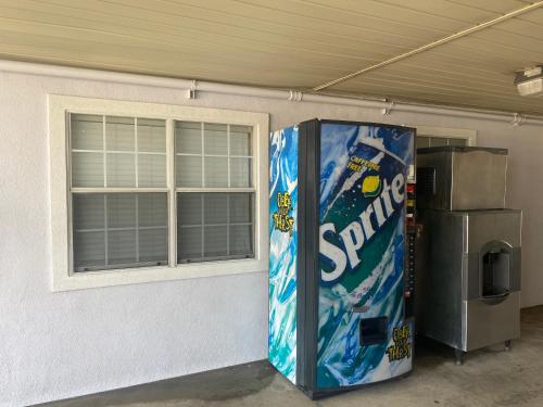 テレルにあるSuper 8 by Wyndham Terrellのコーラの自動販売機