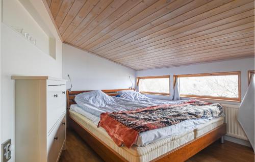 Säng eller sängar i ett rum på Beautiful Home In Kode With Kitchen