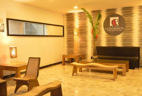 a lobby with a couch and a table and chairs at Hotel Ciudad Bonita in Bucaramanga