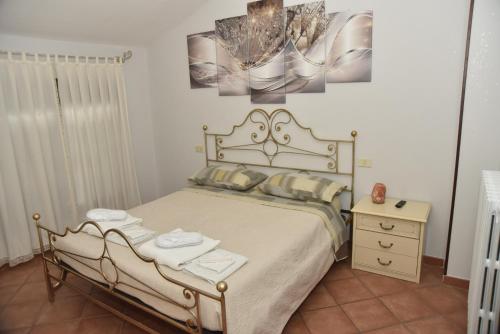ein Schlafzimmer mit einem Bett und einem Tisch mit Handtüchern in der Unterkunft Casa Emanuela, Il nostro Nido d'amore in Casalgrande