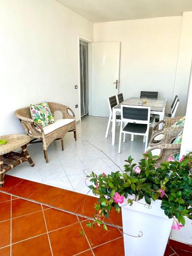 a living room with a table and chairs at ChiarAmare Vacanza, casa con Idromassaggio, vicino Maldive del Salento in Torre Pali 
