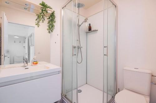 une salle de bain avec une douche, des toilettes et un lavabo dans l'établissement Joli studio