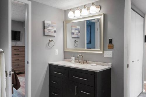 哈伯斯普林斯Harbor Springs-Secluded setting+amenities+pets的浴室里有洗手池和镜子