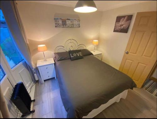 Postel nebo postele na pokoji v ubytování Charming Pembrokeshire coastal retreat