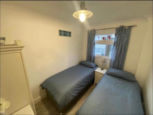 Postel nebo postele na pokoji v ubytování Charming Pembrokeshire coastal retreat