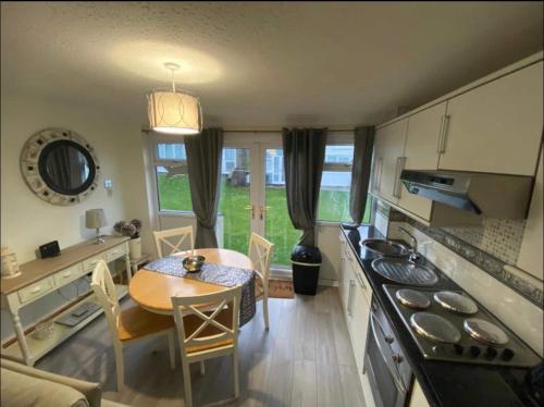 Kuchyň nebo kuchyňský kout v ubytování Charming Pembrokeshire coastal retreat