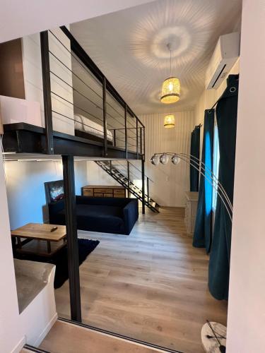 une chambre avec des lits superposés et un salon dans l'établissement Mas Thomasine Séjour Romantique au calme, à Peillon