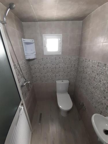 uma casa de banho com um WC e um lavatório em Dar salah em Hammamet