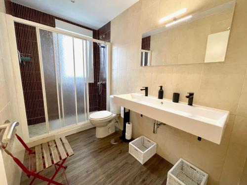 A bathroom at The Cliffs - Ria do Vicedo