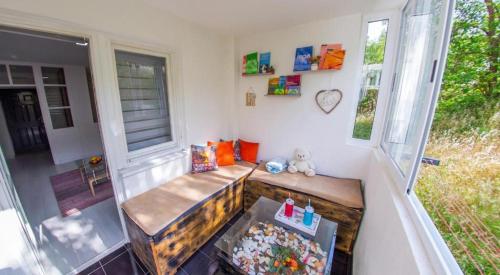 mały pokój z ławką w domu w obiekcie Grandeur Home Apartment Mostar w mieście Mostar