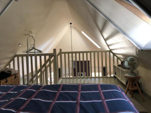 een slaapkamer met een bed in een tent bij Het Buitengebied in Empe