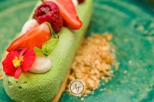 a green avocado with fruit and vegetables on a plate at ANTICA RESIDENZA TOSCANA in Dumbrăviţa