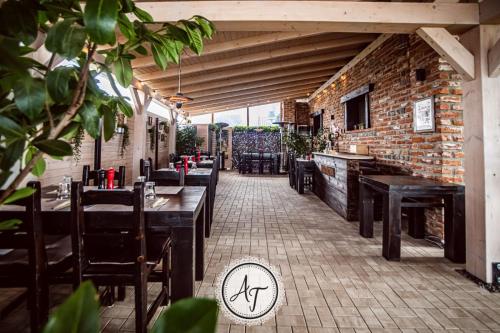 un ristorante con tavoli e sedie e un muro di mattoni di ANTICA RESIDENZA TOSCANA a Uisenteş