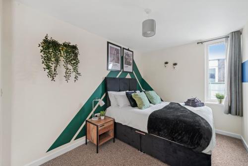 a bedroom with a black and green canopy bed at 30 percent OFF! Emerald 3 Bed Gem in Southampton in Totton