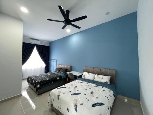 um quarto com uma cama e uma ventoinha de tecto em 福氣安康 Ray’s Homestay em Batu Pahat