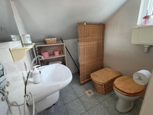 Ett badrum på Kardos Residence Siófok