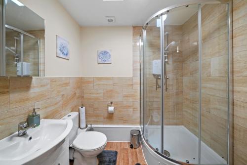 Ванна кімната в 30 percent OFF! Modern and Stylish Gem of Southampton