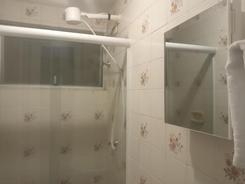 a bathroom with a shower with a glass door at Elegante Apartamento no centro de Curitiba in Curitiba