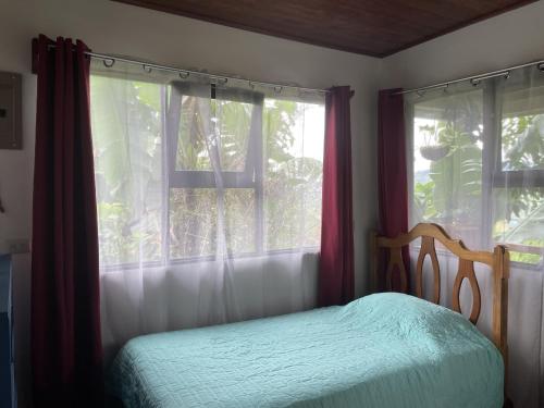 UjarrásにあるEl Ensueñoのベッドルーム1室(ベッド1台付)、窓(カーテン付)