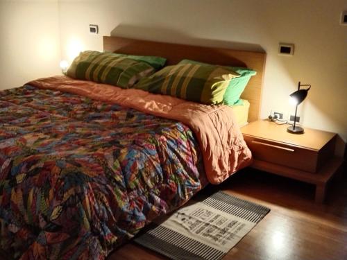 een slaapkamer met een bed en een tafel met een lamp bij Casa Luigi in Montesilvano
