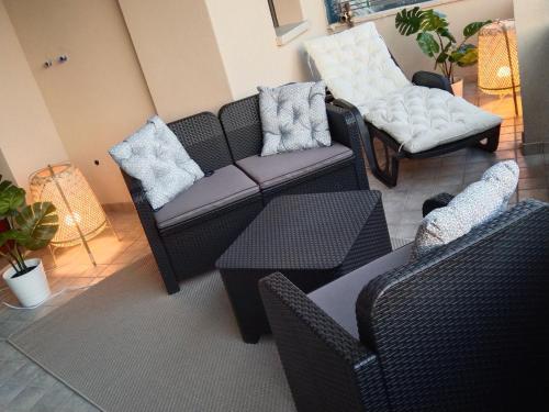sala de estar con 2 sillas y sofá en Casa Luigi, en Montesilvano