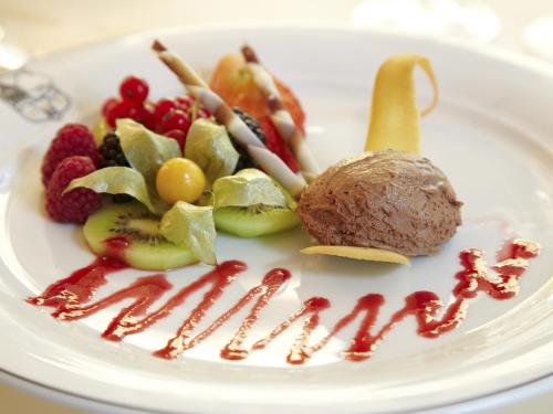 a plate of fruit with the words happy anniversary at Landhotel Naafs-Häuschen in Lohmar