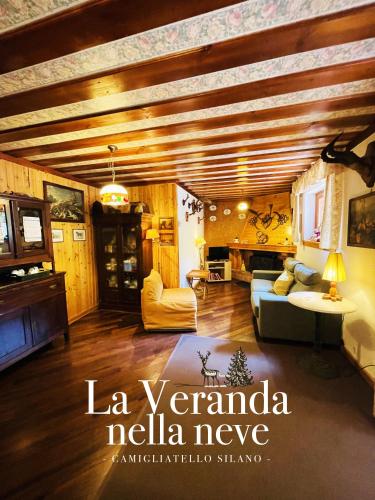 - un salon avec un canapé bleu dans l'établissement La Veranda nella Neve - Camigliatello Silano, à Camigliatello Silano