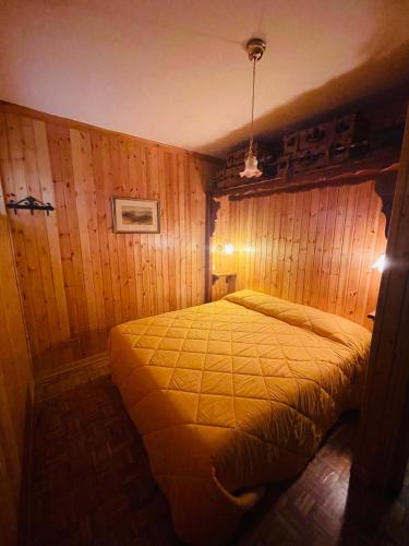sypialnia z łóżkiem w drewnianym pokoju w obiekcie La Veranda nella Neve - Camigliatello Silano w mieście Camigliatello Silano