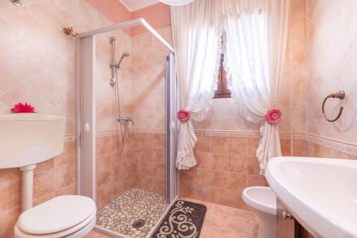 ein Bad mit einer Dusche, einem WC und einem Waschbecken in der Unterkunft bello e confortevole in Torre Suda