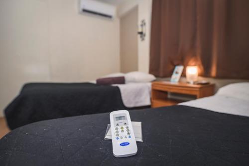 un mando a distancia sentado en una mesa en una habitación de hotel en Departamento CENTRICO, Tv smart, minisplit nuevo, wifi 100 mb, cocina, lavadora, asador, parking, letra i, en Ciudad Valles